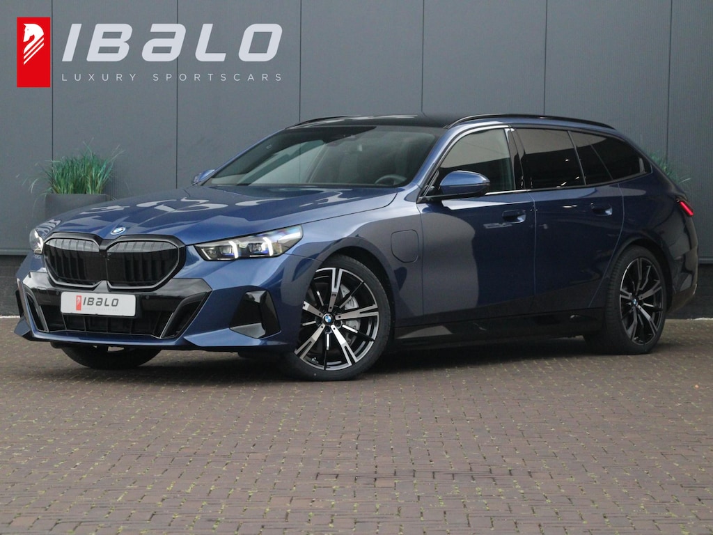 BMW 5-Serie Touring 550e xDrive | Pano | Trekhaak | B&W Audio |