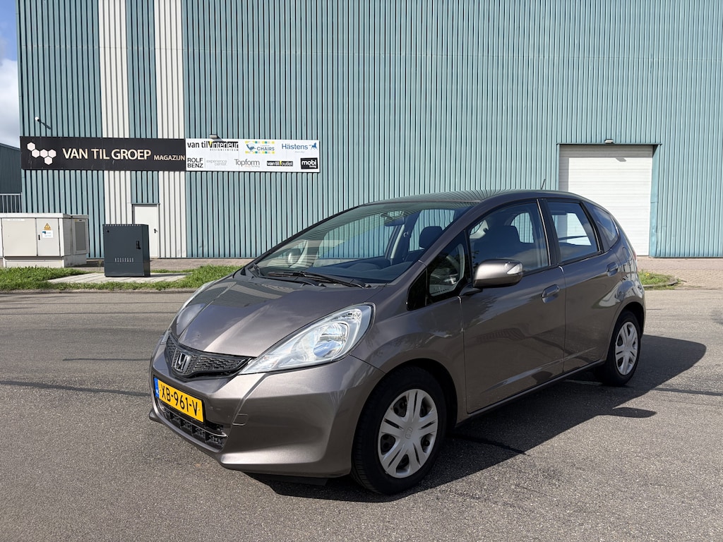 Honda Jazz 1.4-16 Trend Automaat 100 PK. Onverwoestbare auto die nog makkelijk 15 jaar meegaat !!! Alle keuringen toegestaan !! Slechts 49.000 KM !