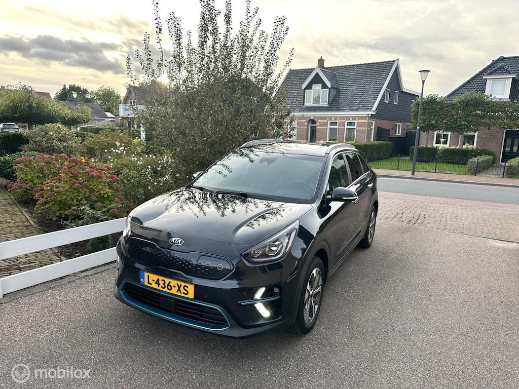 Kia Niro EV e-Niro ExecutiveLine 64 kWh 3-FASE SOH 98,6% WARMTEPOMP SCHUIFDAK LEDER CARPLAY STOELVENTILATIE/VERWARMING ACHTERUITRIJ CAMERA!!