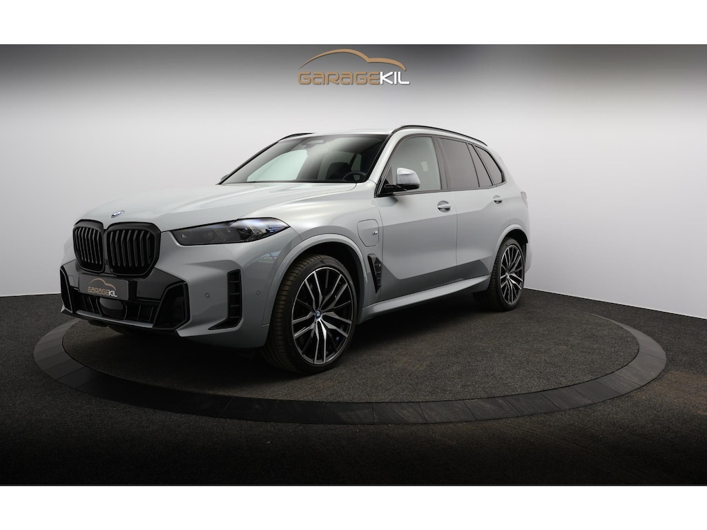 BMW X5 xDrive50e Launch Edition Dealeronderh. / Panoramadak / M-Sport kuipstoelen / Stoelventilatie / Harman Kardon / Trekhaak / Driving Prof / Parking Prof / Crafted Clarity