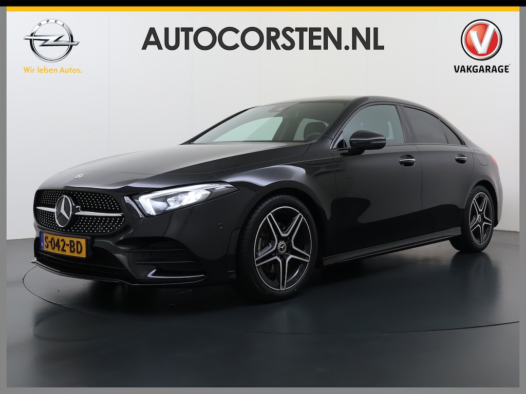 Mercedes-Benz A-klasse Sedan 180 Automaat AMG Line Night Premium Stoelverwarming Camera Apple Carplay Android Auto Navi Ecc Keyless-go Pdc Cruise Control Regensensor Privacy Glas Led-High Performance Isofix Bluetooth DAB 1e Eigenaar Origineel Nederlandse Auto
