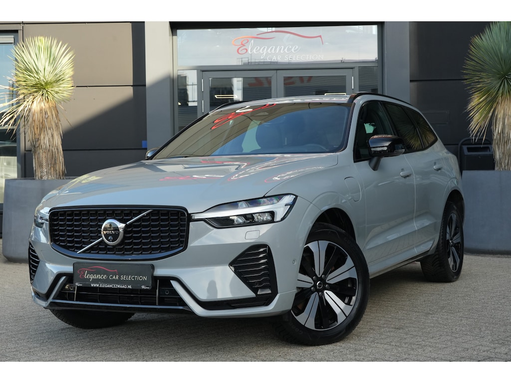 Volvo XC60 2.0 T6 Plug-in hybrid AWD Plus Dark | 350 PK | Pano | 360° camera | HarmanKardon | Navigatie | Stoelverwarming | Volvo XC60 2.0 T6 Plug-in hybrid AWD Plus Dark met 349 PK, 2.0-liter 4-cilinder plug-in hybride benzinemotor, panoramadak, lederen/stof bekleding, navigatiesysteem, 360° camera, adaptieve cru
