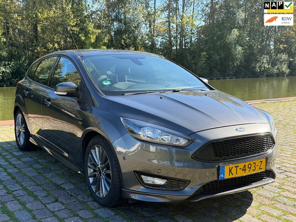 Ford Focus 1.0 ST-Line Zeer netjes navigatie trekhaak cruis control airco elektrische ramen cv op afs