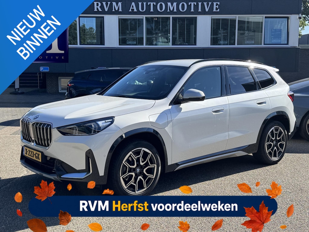 BMW X1 xDrive25e X-Line High Executive PHEV | VAN: 35.900,- VOOR: 32.877,- UW HERFSTVOORDEEL: 3.023,- | HEAD UP DISPLAY | LEDER | STOELVERWARMING| COMFORT ACCESS| ELEK. ACHTERKLEP| ELEK. WEGKLAPBARE TREKHAAK| HUD| 360 CAMERA| APPLE CARPLAY