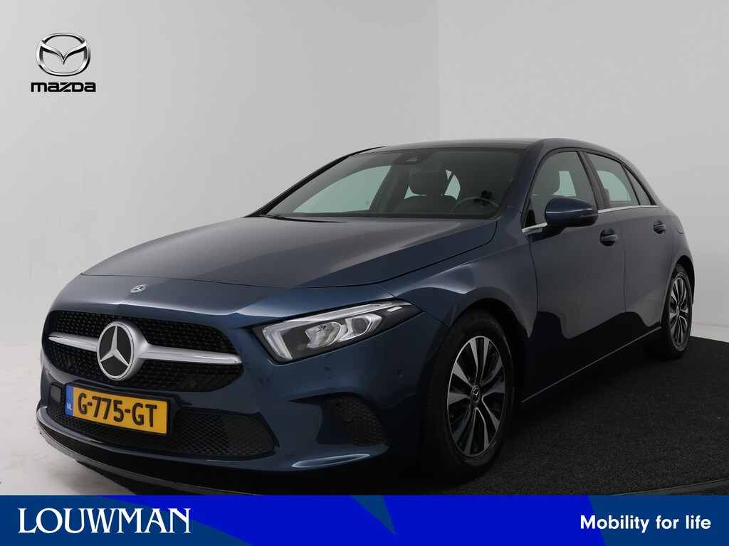 Mercedes-Benz A-klasse 180 Business Solution !(Zonnedak rolt niet op)! | Panoramadak | Trekhaak | Camera | Stoelverwarming | Onderweg-naar-dealer