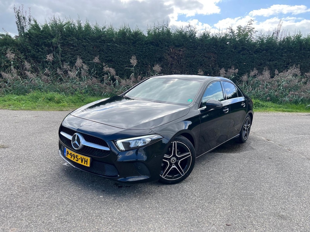 Mercedes-Benz A-klasse 180 AMG WIDESCREEN SPORTSTOELEN CARPLAY LED