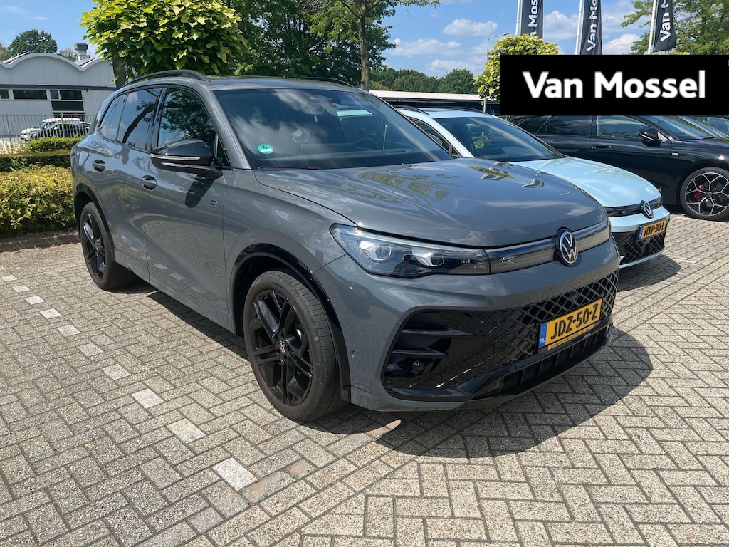Volkswagen Tiguan 1.5 eTSI R-Line Edition | Automaat | Navigatie | Panorama dak | 20 Inch Velgen | Head-up display | Harman Kardon | Airco | Trekhaak |