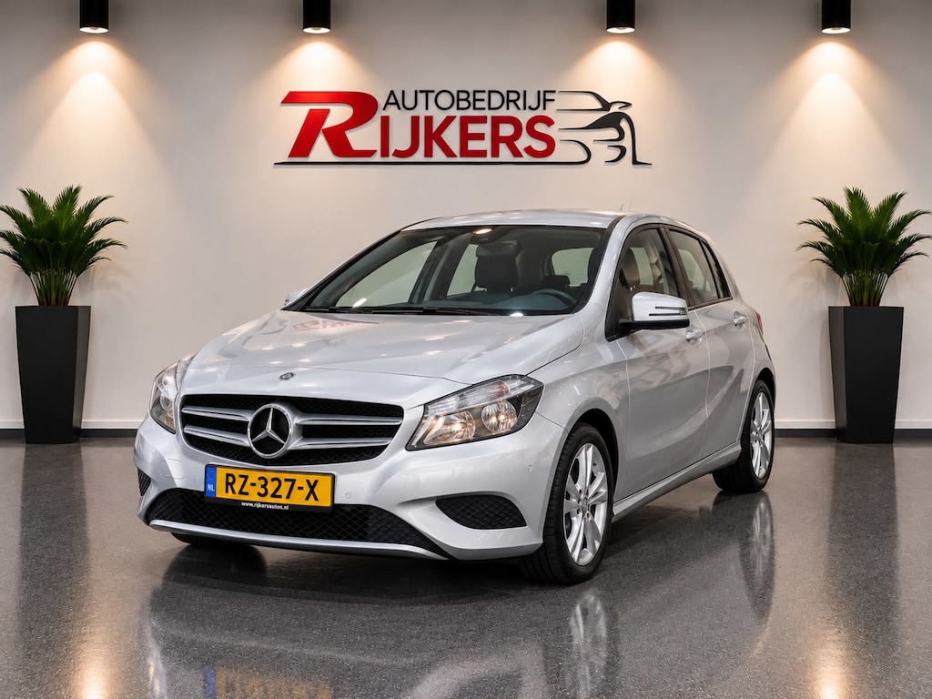 Mercedes-Benz A-klasse 180 122PK handgeschakeld Airco,Bluetooth,Navigatie,PDC A,Stoelverwarming,Sport stoelen,Elektrische ramen