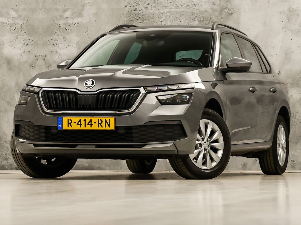 Skoda Kamiq 1.0 TSI Sport Automaat (KUIPSTOELEN, VIRTUAL COCKPIT, APPLE CARPLAY, GROOT NAVI, STOELVERWARMING, ADAPTIVE CRUISE, GETINT GLAS, ZWART HEMEL, NIEUWSTAAT)