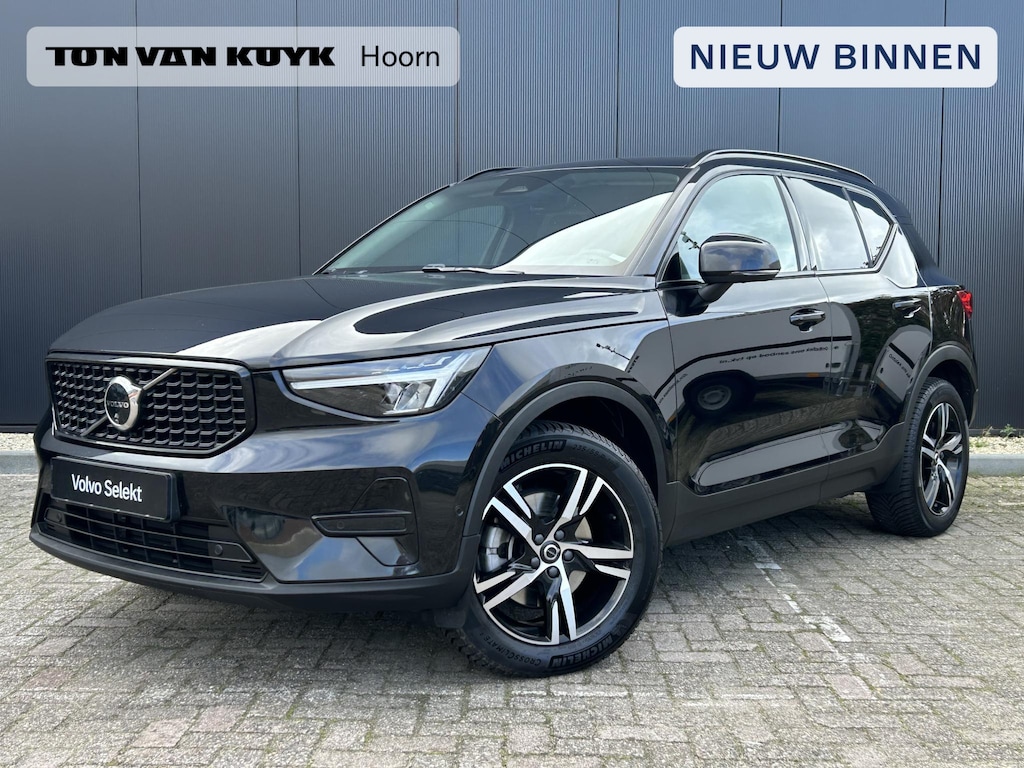 Volvo XC40 2.0 B4 Plus Dark 360 camera / Harman Kardon/ 2 elektrische stoelen / intellisafe / climate line/ leer/ trekhaak / all season banden