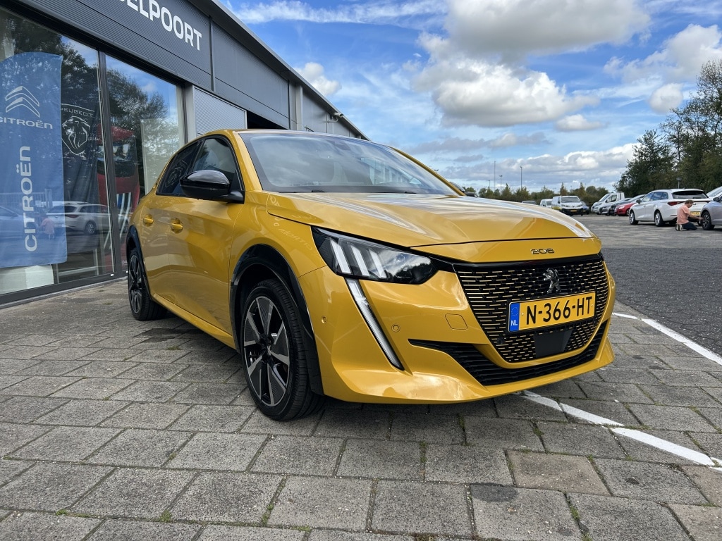 Peugeot e-208 EV 50kWh 136pk | Navigatie | Bluetooth | Parkeersensoren voor & achter | Cruise & Climate Control | AppleCarPlay & AndroidAuto | Stoelverwarming