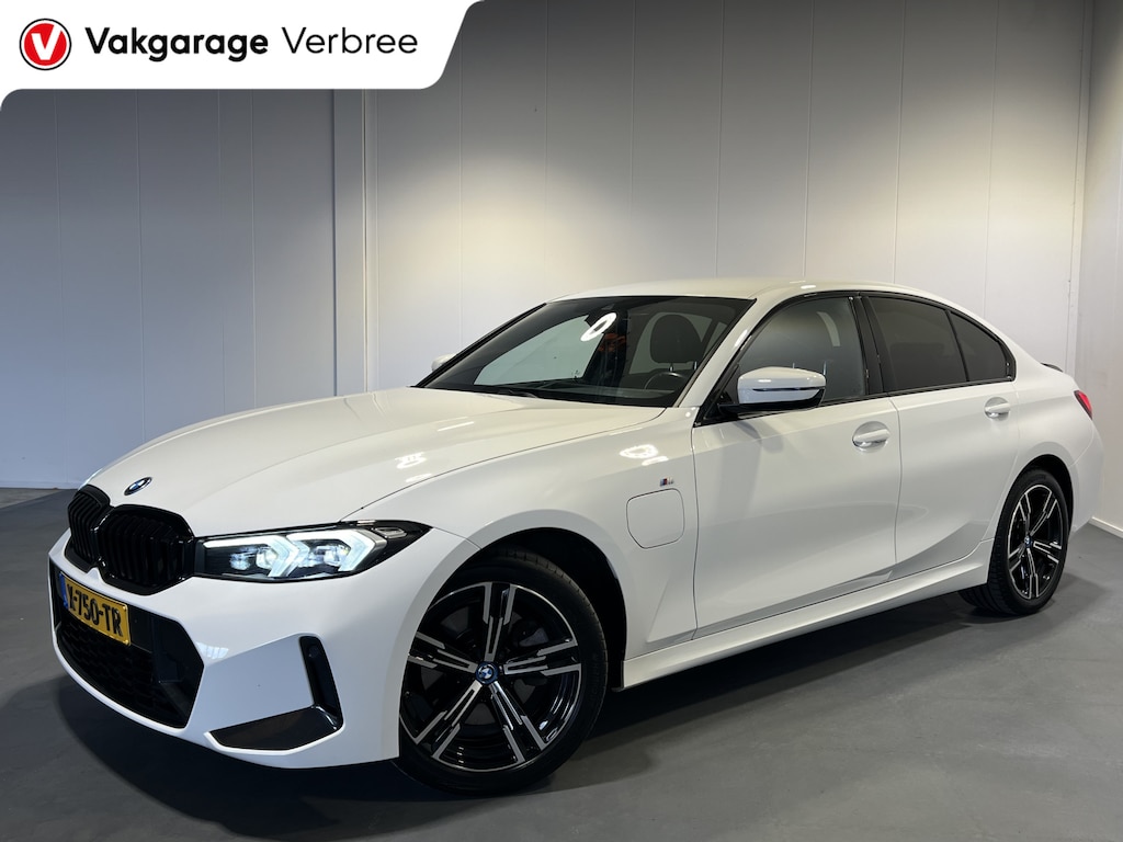 BMW 3-Serie 320e | Navigatie/Android/Apple Carplay | M-Pakket | Sfeerverlichting | LM Velgen | Cruise Control | Airco |