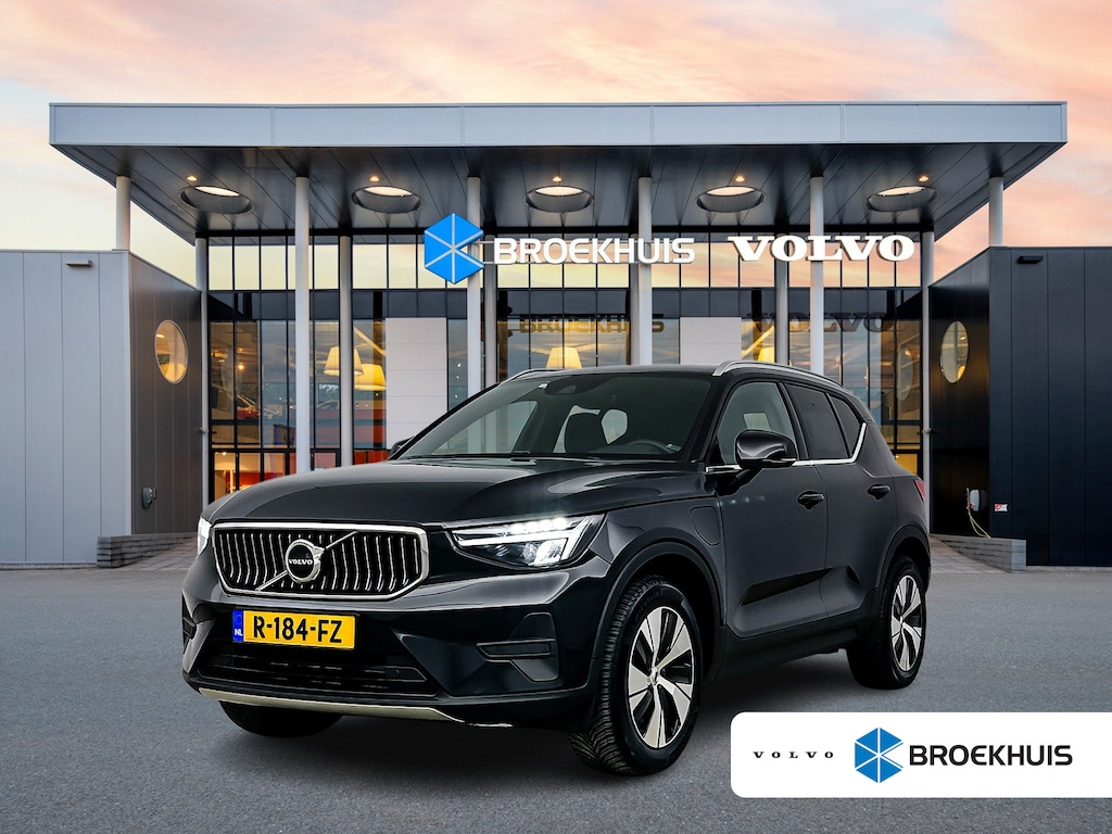 Volvo XC40 T4 Recharge Plus | 18" | Trekhaak | Harman Kardon | Elektr. verst. Stoelen | Stoel/Stuurverwarming | Adaptieve Cruise | BLIS | Keyless | Elektrische Achterklep | Parkeercamera