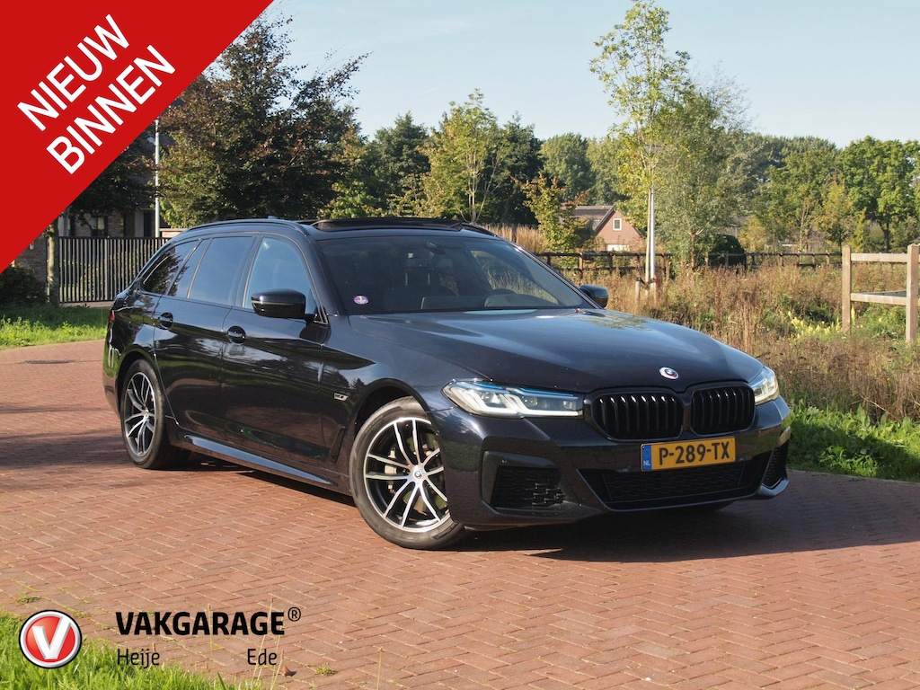 BMW 5-Serie Touring 530e Business Edition Plus | M-Pakket | Panoramadak | Trekhaak | Camera | Sfeerverlichting | NL-Auto |