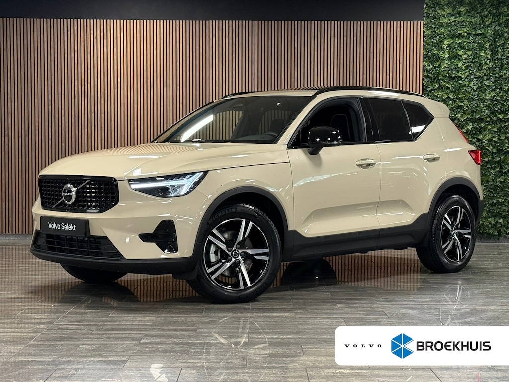 Volvo XC40 B4 Plus Dark | Schuifdak | Trekhaak | Harman Kardon | Adaptieve Cruise Control | Bestuurdersstoel elektrisch geheugen | Stoel en Stuurwielverwarming | Parkeercamera | 18 Inch | Passagiersstoel elektrisch | Microtech / alcantara bekleding met wit stiksel en bies | Zitting verlenging voorstoelen | Pilot Assist | BLIS Dode Hoek Detectie | Google Infotainment | Keyless Drive | Parkeersensoren voor+achter | Privacy Glass | Elektrisch bedienbare achterklep | Draadloos telefoon opladen | DAB Radio | Apple Carplay/Android Auto | Volvo On Call met mobiele App functie | Sand Dune Metallic |