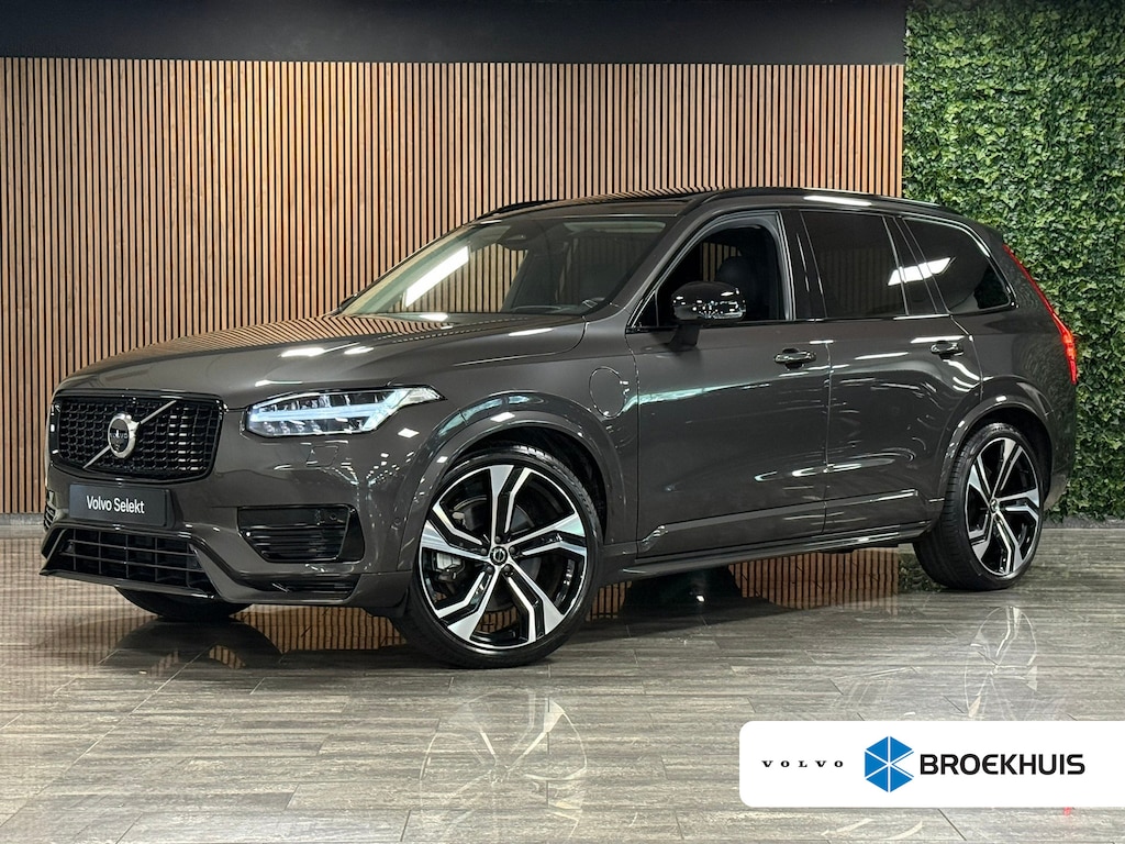 Volvo XC90 T8 AWD Recharge Ultra Dark | Vol! | Luchtvering | Stoelventilatie | Trekhaak | 360 Camera | Head-Up Display | Stoelmassage | 455pk | Harman Kardon | Adaptieve Cruise Control | Stoelverwarming voor+achter | Stuurwielverwarming | Schuifdak | 22 Inch | Full LED Meesturende koplampen | Pilot Assist | BLIS Dode Hoek Detectie | Alcantara hemelbekleding | Lederen handgrepen en zonnekleppen | Elektrische voorstoelen geheugen | Nappa Lederen bekleding | Zitting verlenging voorstoelen | Lederen Dashboard | Google Infotainment | Keyless Drive | Parkeersensoren voor+achter | Privacy Glass | Elektrisch bedienbare achterklep | Geïntegreerde zongordijnen achterportieren | Geïntegreerd kinderzitje achterin | Verlichte instaplijsten | 7-Persoons | 4-Zone Climate Control | DAB Radio | Apple Carplay/Android Auto | Draadloos telefoon opladen | Volvo On Call met mobiele App functie | Platinum Grey Metallic |