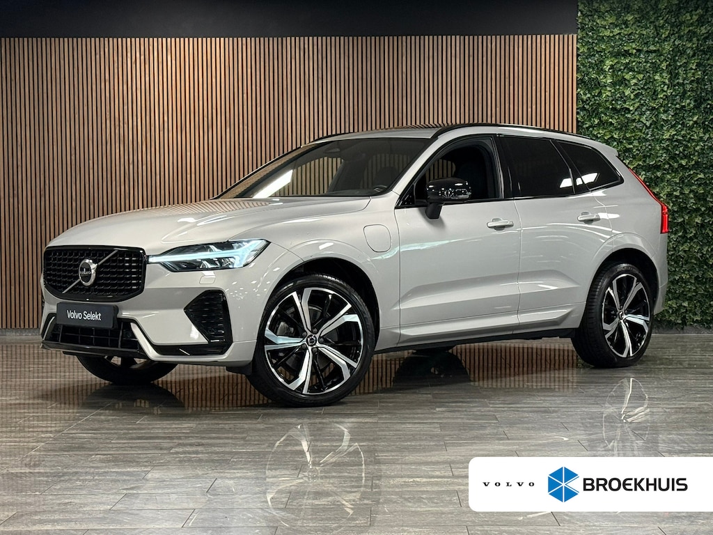 Volvo XC60 T6 AWD Recharge Plus Dark | Trekhaak | Harman Kardon | Adaptieve Cruise Control | Stoelverwarming voor+achter | Stuurwielverwarming | Full LED Meesturende koplampen | Parkeercamera | Pilot Assist | BLIS Dode Hoek Detectie | Standkachel met Volvo On Call App | Elektrische voorstoelen geheugen | R-Design Contour stoelen met wit stiksel en bies | Zitting verlenging voorstoelen | Schuifdak | 21 Inch | Google Infotainment | Keyless Drive | Parkeersensoren voor+achter | Elektrisch bedienbare achterklep | DAB Radio | Apple Carplay/Android Auto | Draadloos telefoon opladen | Volvo On Call met mobiele App functie | Silver Dawn Metallic |