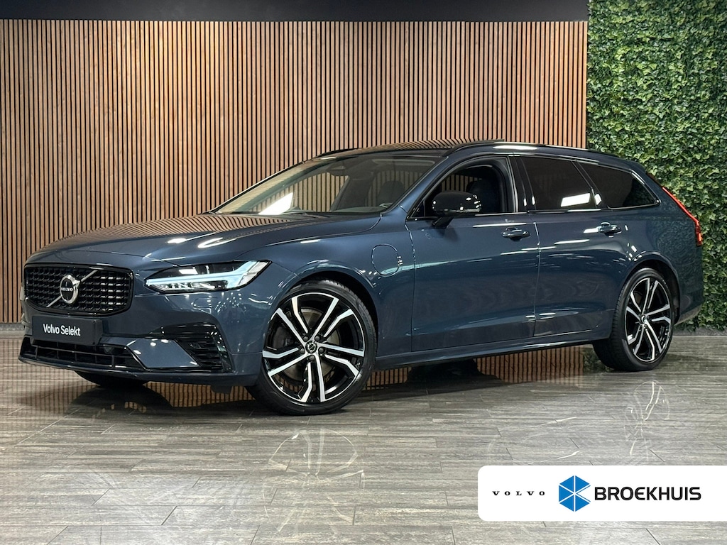 Volvo V90 T8 AWD Recharge Ultimate Dark | Bowers & Wilkins | Luchtvering | Stoelventilatie | Schuifdak | Head-Up Display | Stoelmassage | 455pk | Adaptieve Cruise Control | Stoelverwarming voor+achter | Stuurwielverwarming | 20 Inch | Full LED  Meesturende koplampen | Parkeercamera | Pilot Assist | BLIS Dode Hoek Detectie | Elektrische voorstoelen geheugen | Nappa Lederen bekleding | Zitting verlenging voorstoelen | Lederen Dashboard | Google Infotainment | Keyless Drive | Parkeersensoren voor+achter | Privacy Glass | Elektrisch bedienbare achterklep | Geïntegreerde zongordijnen achterportieren | DAB Radio | Apple Carplay/Android Auto | Volvo On Call met mobiele App functie | Denim Blue Metallic |