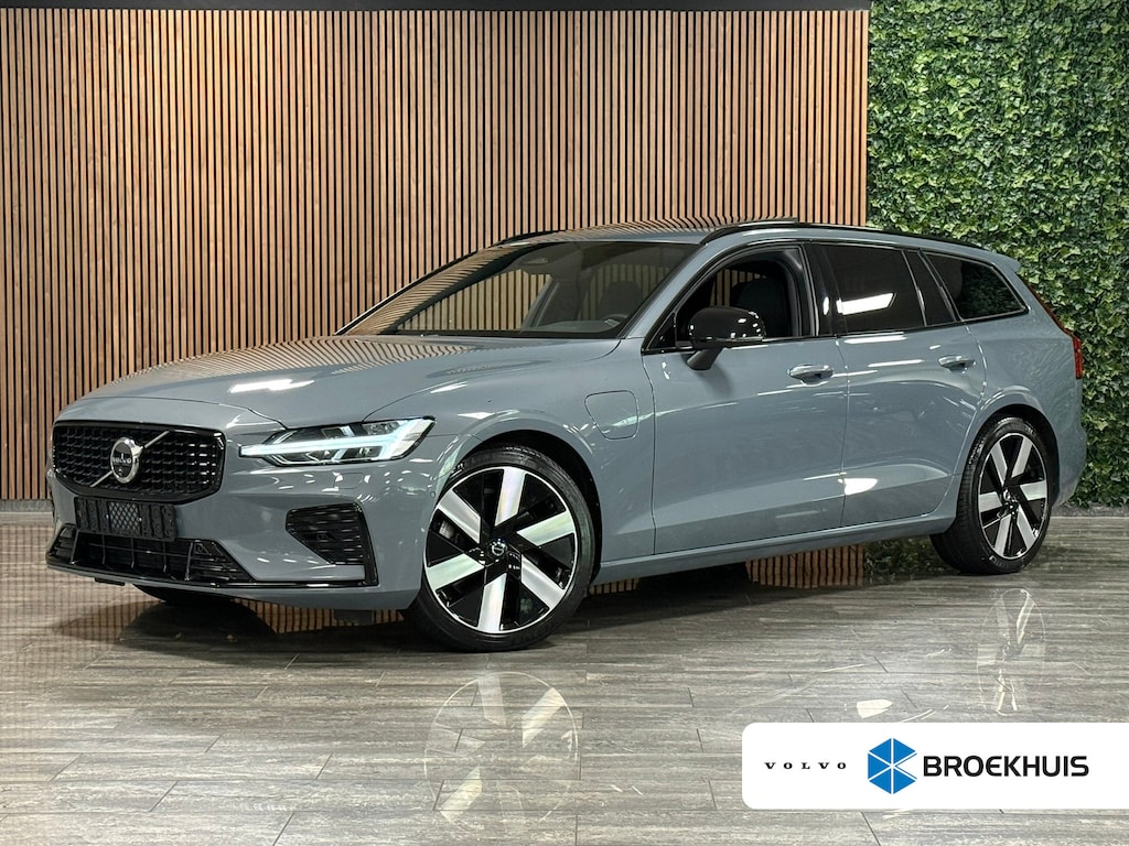 Volvo V60 T6 AWD Recharge Plus Dark | Schuifdak | 360 Camera | Harman Kardon | Adaptieve Cruise Control | Stoelverwarming voor+achter | Stuurwielverwarming | Full LED Meesturende koplampen | Pilot Assist | BLIS Dode Hoek Detectie | Elektrische voorstoelen geheugen | R-Design Contour Stoelen met wit stiksel en bies | Zitting verlenging voorstoelen | 19 Inch | Google Infotainment | Keyless Drive | Parkeersensoren voor+achter | Privacy Glass | Elektrisch bedienbare achterklep | DAB Radio | Apple Carplay/Android Auto | Volvo On Call met mobiele App functie | Thunder Grey Metallic |