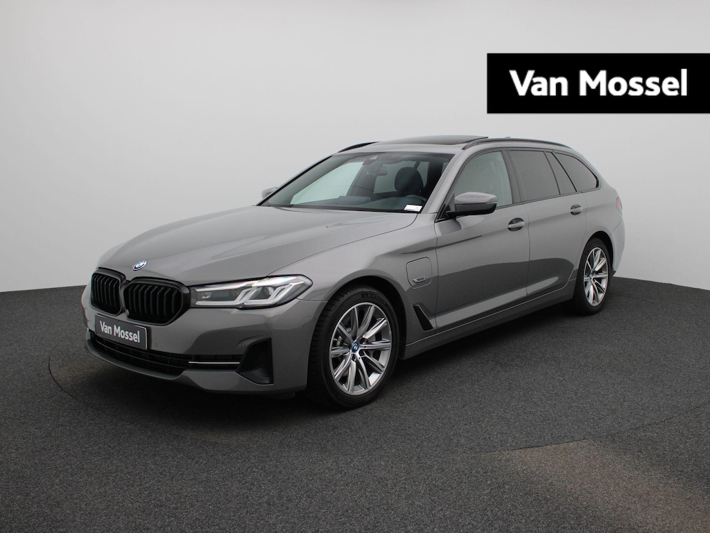 BMW 5-Serie Touring 530e 215kW xDrive Auto | Apple Carplay / Android Auto | Panoramadak | Sfeerverlichting | Harman / Kardon | Achteruitrijcamera | Trekhaak |