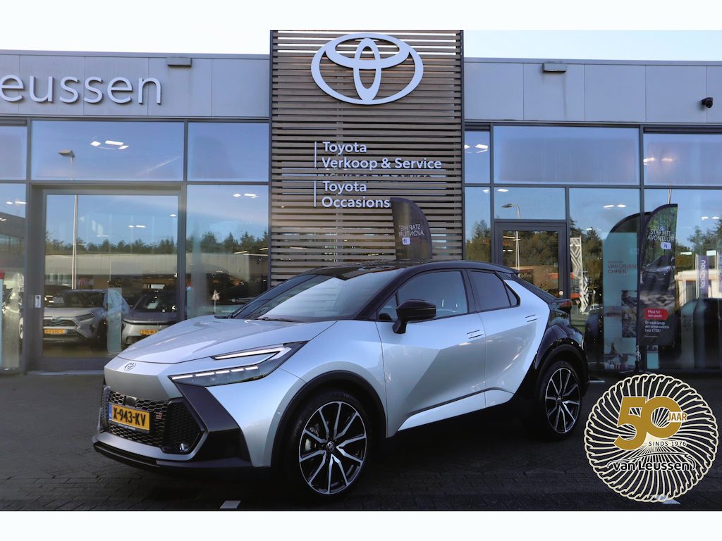 Toyota C-HR / C-HR+ HYBRID 200 GR-SPORT PREMIERE EDITION PANODAK JBL 360° CAMERA EL-ACHTERKLEP PARK-SENSOREN EL-STOEL+MEMORY APPLE/ANDROID NL-AUTO