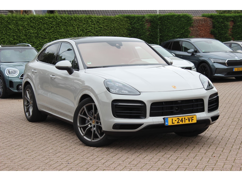 Porsche Cayenne Coupé 3.0 E-Hybrid / Trekhaak / Panoramadak / 360Camera / Keyless / 21'' / Softclose / Luchtvering / Bose / Sportdesign+Chrono / Stoel+Stuurverwarming / Dodehoek / DAB / ACC