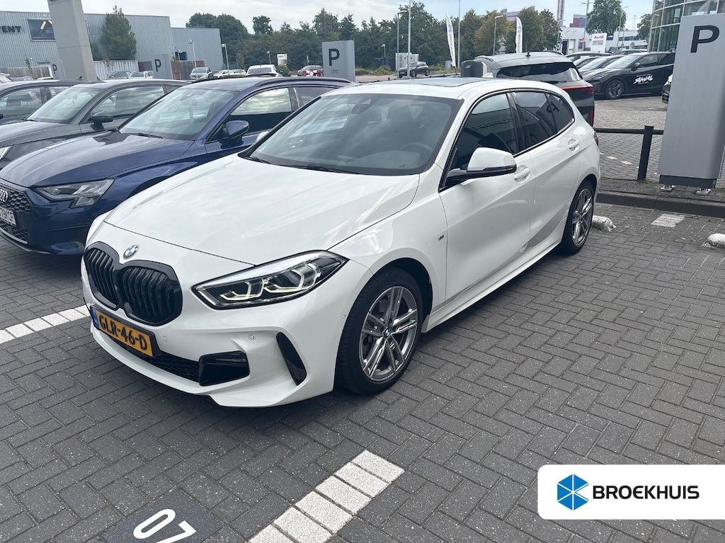BMW 1-Serie 118i M-Sport Automaat l Suede Sportstoelen l LED Verlichting l Panoramadak l Navigatie l Parkeersensoren l Digital Dash l