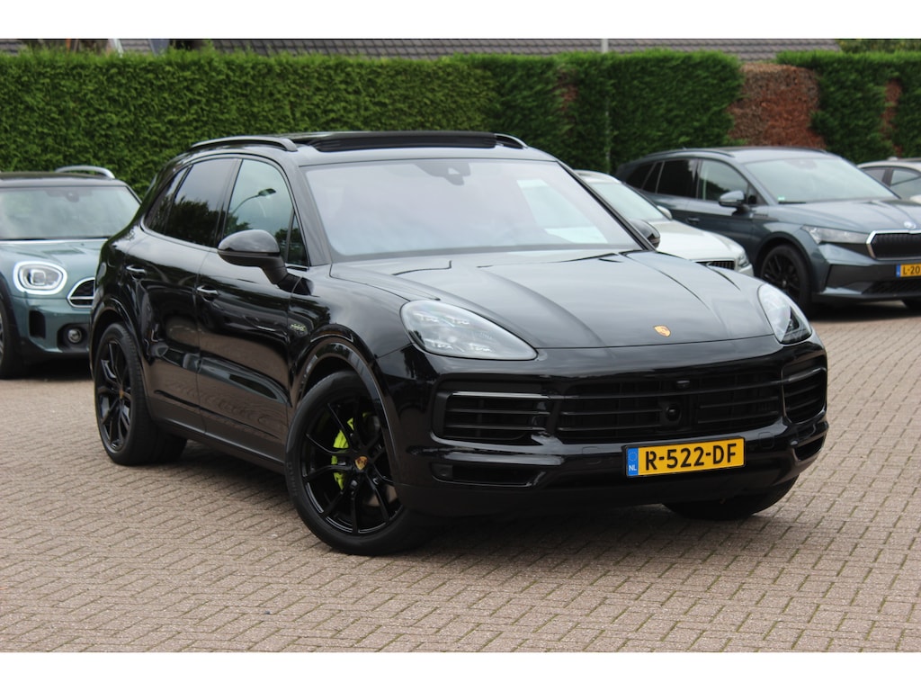 Porsche Cayenne 3.0 E-Hybrid / Trekhaak / Panoramadak / 360Camera / Softclose / 21'' / Luchtvering / Keyless / CarPlay / Sportchrono / Bose / Stoelverwarming / DAB / Cruise Control