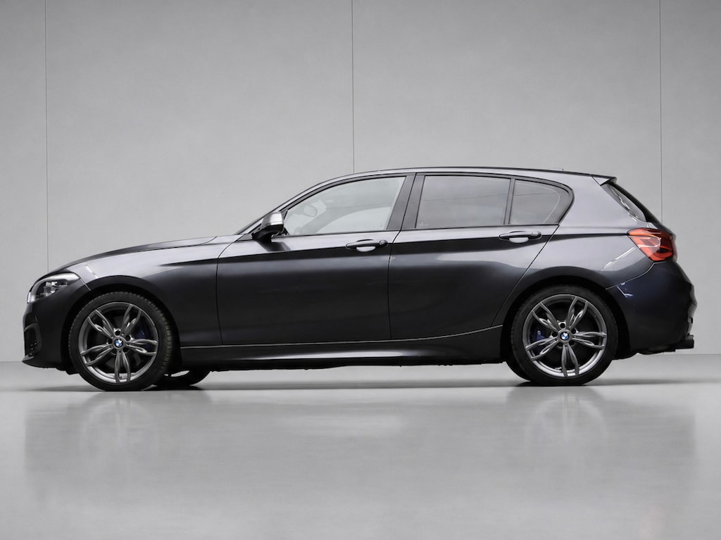 BMW 1-Serie M135i xDrive Sport (GROOT NAVI,PDC,MATRIX,STOELVERWARMING,CLIMATE,CRUISE,GETINT,SPORTSTOELEN,LM VELGEN,NETTE STAAT)