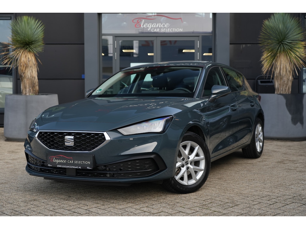 SEAT Leon 1.5 TSI Style | 115 PK | Apple CarPlay/Android Auto | Voorstoelen verwarmd | LED koplampen SEAT Leon 1.5 TSI Style 115 PK met 1.5-liter viercilinder benzinemotor, Apple CarPlay/Android Auto, automatische airconditioning, cruise control, keyless start, verwarmde comfortstoelen, park