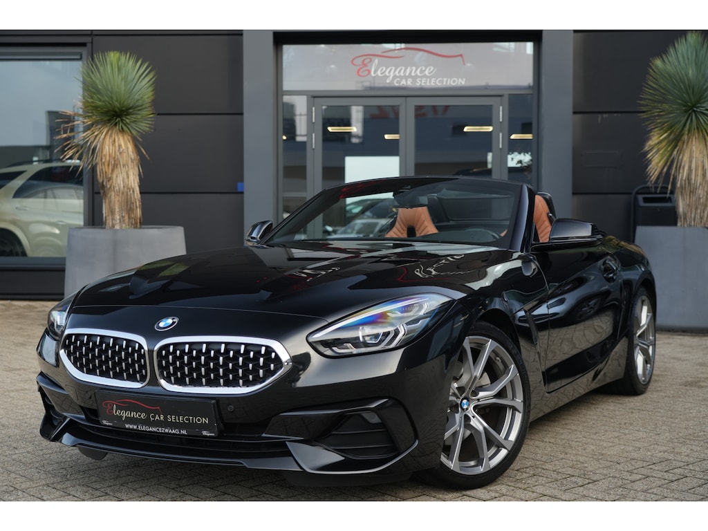 BMW Z4 Roadster sDrive20i Sportline High Executive | 198PK | Stoelverwarming | HUD | Stuurverwarming | HarmanKardon | BMW Z4 Roadster sDrive20i Sportline High Executive 198 PK met 2.0-liter viercilinder benzinemotor, lederen Vernasca bekleding, Head-up display, full-map navigatie, Apple CarPlay/Android Auto,