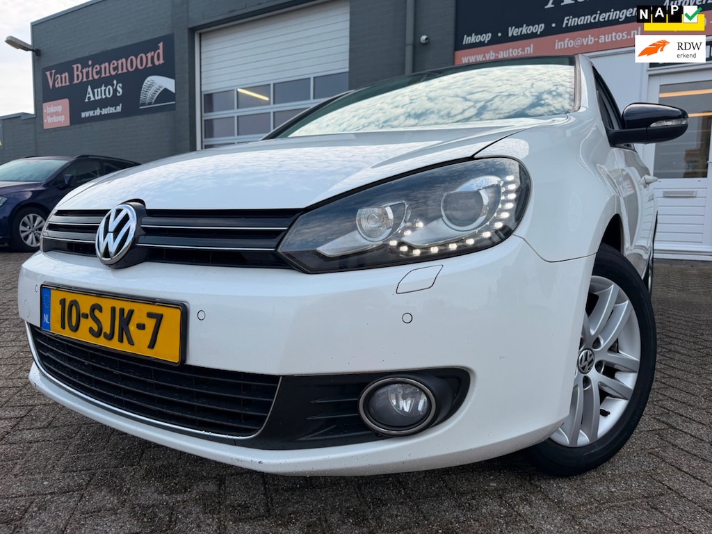 Volkswagen Golf 1.2 TSI Highline BlueMotion 5 drs in automaat met parkeersensoren en bluetooth telefoon / media en cruise controle