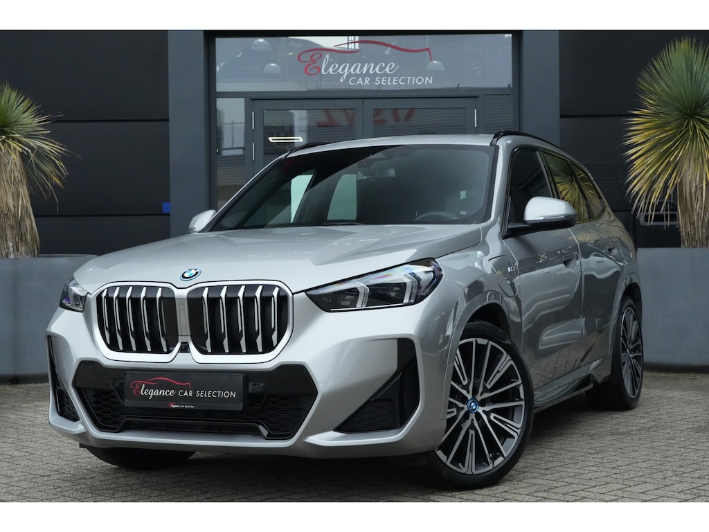 BMW X1 xDrive25e M Sport | 245PK | Pano | HUD | 360° | 20" | Keyless | Premium Pack | Travel Pack | BMW X1 xDrive25e M Sport 245 PK Plug-in Hybrid met 1.5 driecilinder, panoramadak, Head-Up Display, 360° camera, 20-inch lichtmetalen velgen, Keyless Entry, Parking Assistant Profes