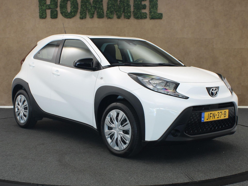 Toyota Aygo X 1.0 VVT-i MT Play - ORIGINEEL NEDERLANDSE AUTO - AFKOMSTIG VAN 1E EIGENAAR - AIRCO - ADAPTIEVE CRUISE CONTROL - CAMERA - APPLE CARPLAY/ ANDROID AUTO - 17 INCH WIELEN - LICHTSENSOR - ELEKTRISCHE RAMEN VOOR - ELEKTRISCH BEDIENBARE BUITENSPIEGELS