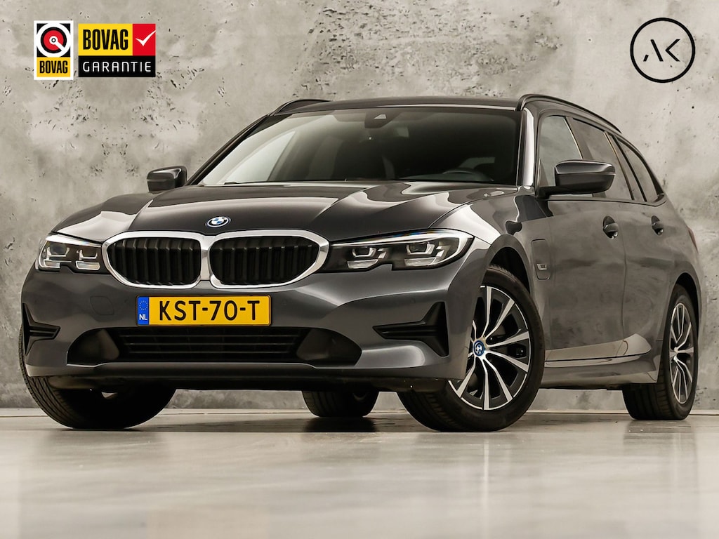 BMW 3-Serie Touring 320e High Executive 204Pk Automaat (APPLE CARPLAY, M STUUR, GROOT NAVI, STOELVERWARMING, CAMERA, LEDER, SPORTSTOELEN, GETINT GLAS, ZWART HEMEL, NIEUWE APK, NIEUWSTAAT)