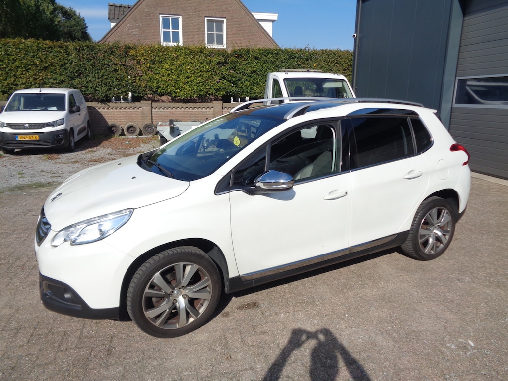 Peugeot 2008 1.2 PureTech Féline Ecc, Panorama dak, Carplay/android, trekhaak, metallic lak