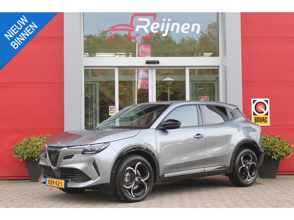 Alfa Romeo Junior 1.2 145PK AUTOMAAT Hybrid IBRIDA TI | TECHNO PACK: (LED MATRIX KOPLAMPEN, DRAADLOZE TELEFOONLADER, DODEHOEK DETECTIE, PARKEERSENSOREN VOOR ACHTER EN ZIJKANT, NAVIGATIE, ELEKTRISCH BEDIENBARE ACHTERKLEP, KEYLESS ENTRY, ADAPTIVE CRUISE CONTROL, ACHTERUITRIJ CAMERA) | PACK TI: (ELEKTRISCH BEDIENBARE BESTUUDERSSTOEL, VERKEERSBORDEN WEERGAVE, GETINTE ACHTERRUITEN, SFEER VERLICHTING, GLANZEND ZWARTE BODYKIT, 10,25" TOUCHSCREEN, LEDEREN STUURWIEL, VERSTELBARE KOFFERVLOER OP 3 NIVEAUS) | 18" LICHTMETALEN VELGEN "FORI" | DRAADLOZE APPLE CARPLAY/ANDROID AUTO | MASSAGE FUNCTIE OP DE BESTUURDERSSTOEL | STOEL VERWARMING | VOORRUIT VERWARMING |