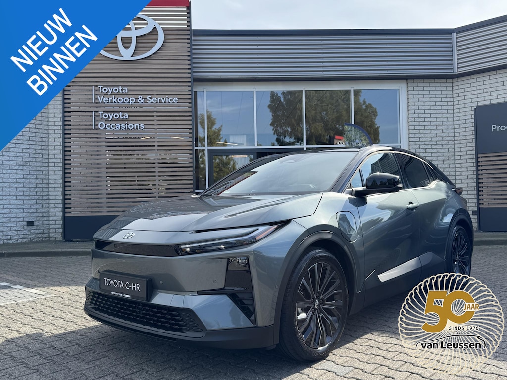 Toyota C-HR / C-HR+ EXECUTIVE AWD 77 kWh NIEUW DIRECT LEVERBAAR! PANODAK JNL-AUDIO 20'' LM-VELGEN 360° CAMERA STOEL/STUURVERW EL-ACHTERKLEP WARMTEPOMP NAVI APPLE/ANDROID