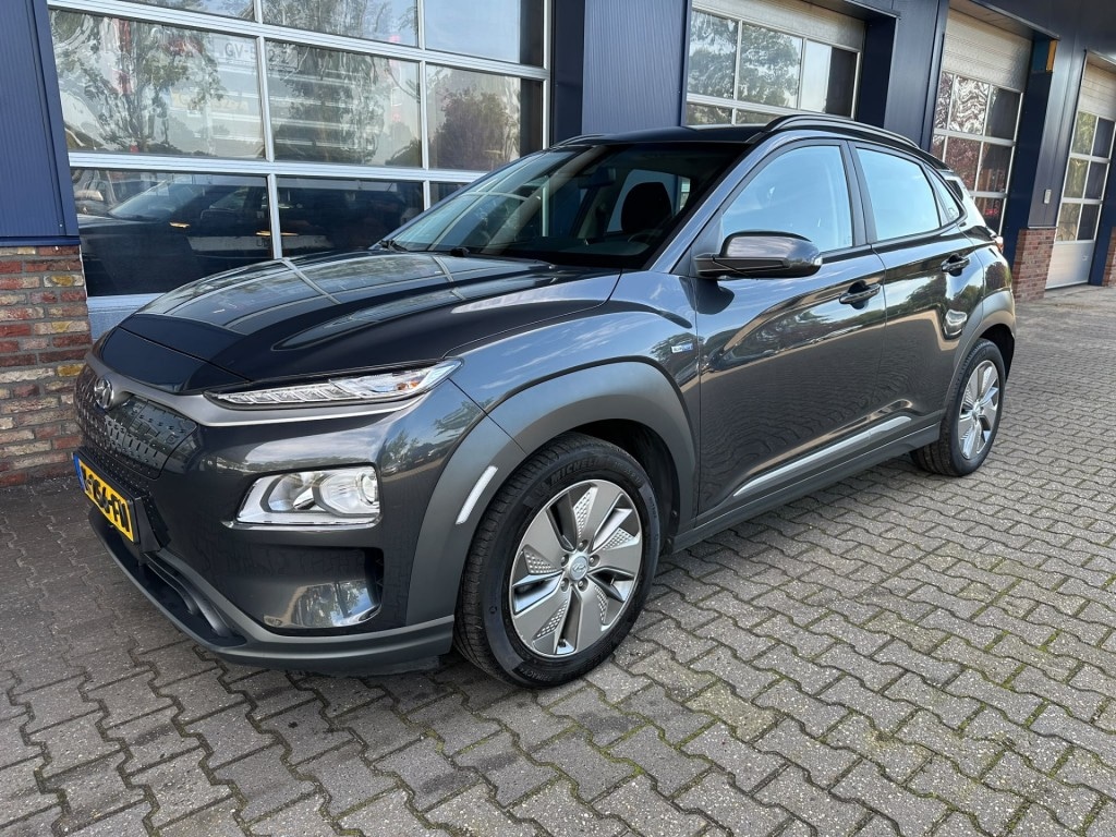 Hyundai Kona EV COMF SMART 64 KWH, 3 fase, Camera, Warmtepomp, Carplay, Navi, Keyless, ALL IN prijs!