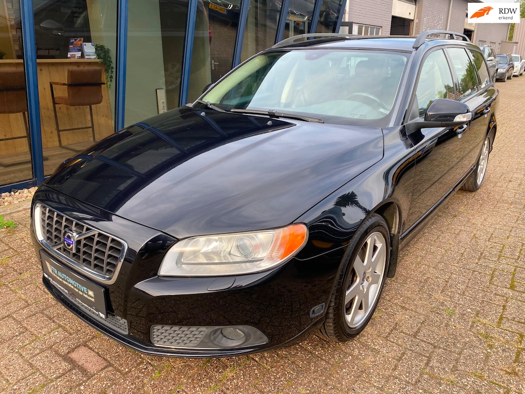 Volvo V70 2.5FT Momentum Automaat H.LEER / XENON / Youngtimer