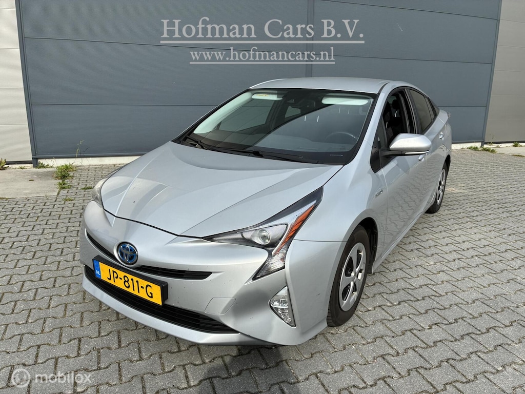Toyota Prius 1.8 Dynamic | Hybrid | HUD | Navigatie | Lane Keeping | Stoelverwarming