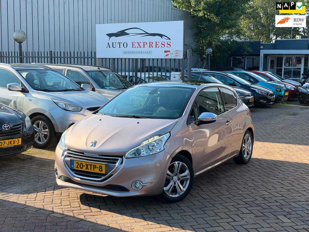 Peugeot 208 1.2 VTi Allure/Airco/Navi/Pano dak/Cruise/Leer/Nap/Nieuw Apk / distributie riem vervangen/3Maanden Garantie
