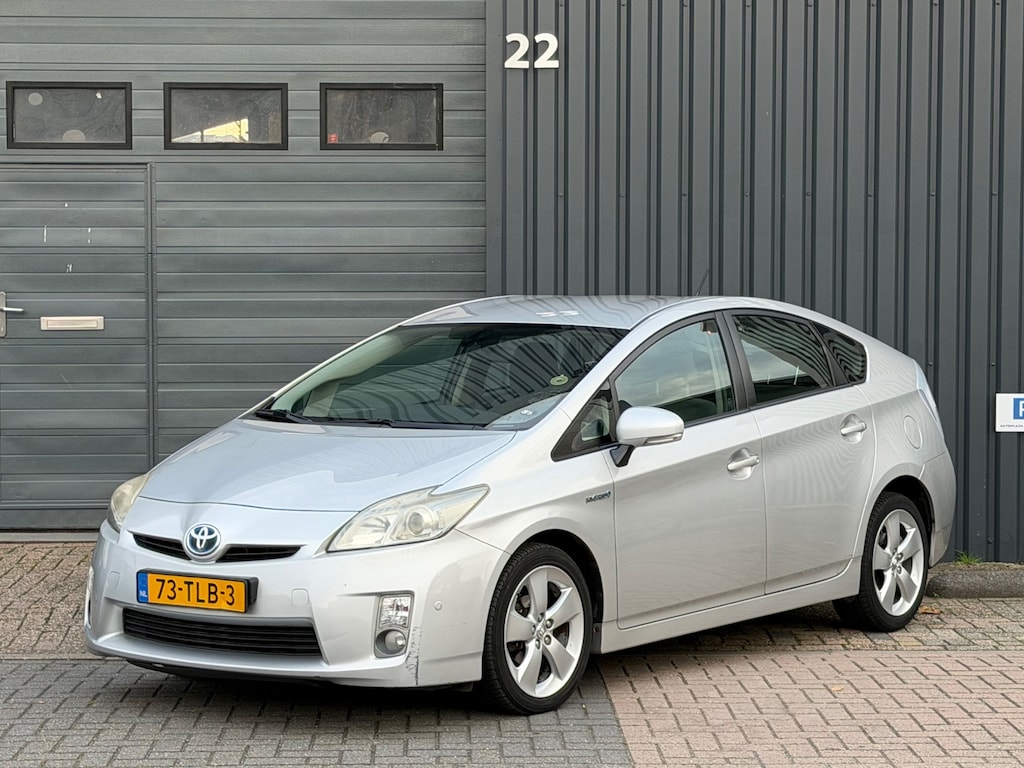 Toyota Prius 1.8 Dynamic|Camera|Trekhaak|Navi|Head-UP|Massage|Dealer Onderhouden