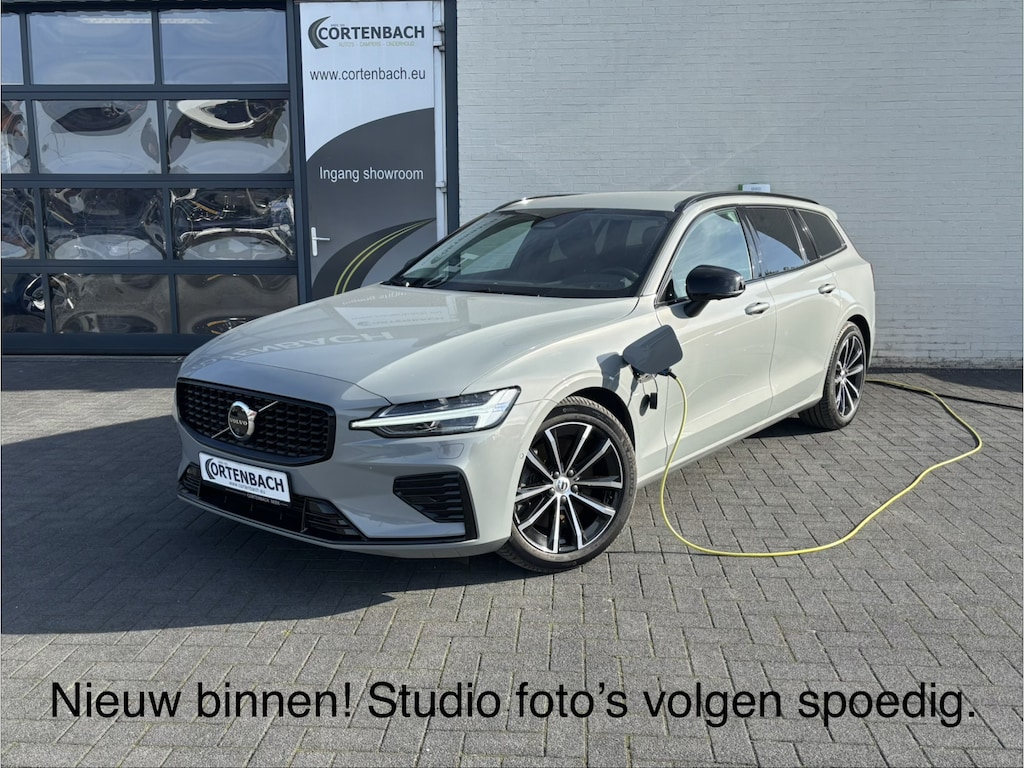 Volvo V60 2.0 T8 Plug-in hybrid AWD Plus Dark | Zwenkbare trekhaak | Memory | Adaptieve cruise | Blis | Harman Kardon |