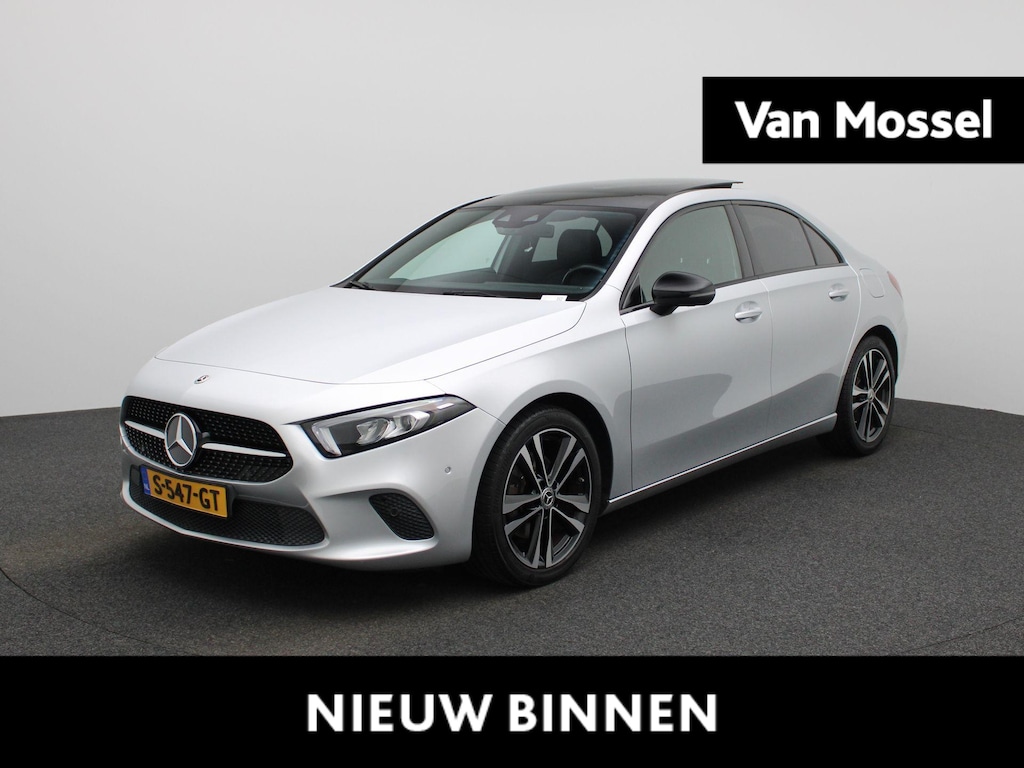Mercedes-Benz A-klasse 200 Premium Plus VERWACHT !!! | AUTOMAAT | PANORAMADAK | VIRTUEEL | STOELVERWARMING | NAVIGATIE | CAMERA | SPORTSTOELEN | HAL-LEER | CLIMA | CRUISE | SFEERVERLICHTING | LMV | LED | 12 MAANDEN BOVAG GARANTIE |
