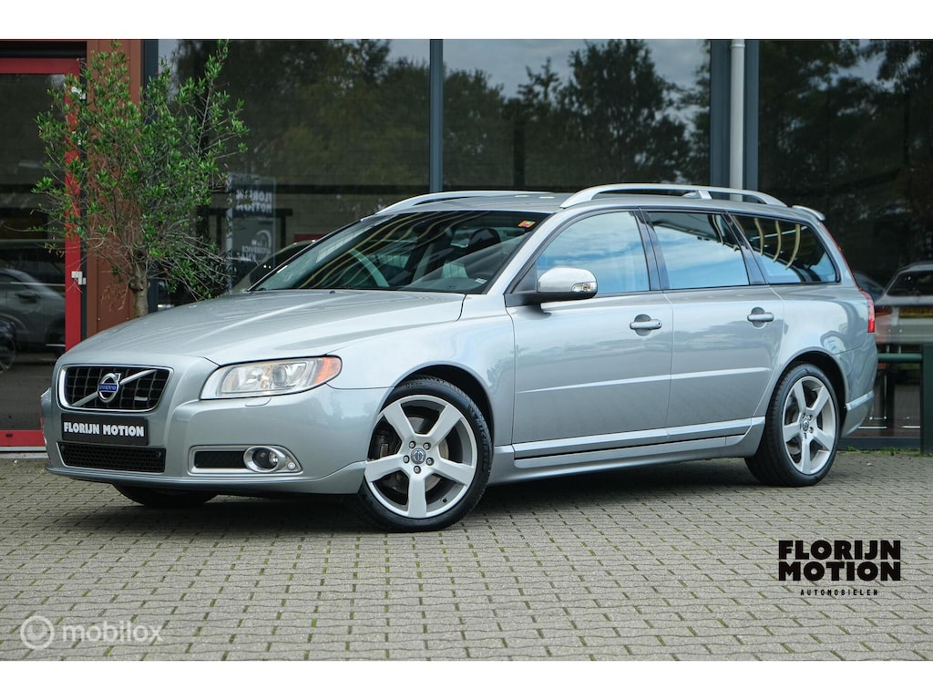 Volvo V70 2.0T R-Edition | High performance sound | Stoelverwarming | Camera | Automaat | Zeer netjes | Trekhaak | Vernieuwde automaat