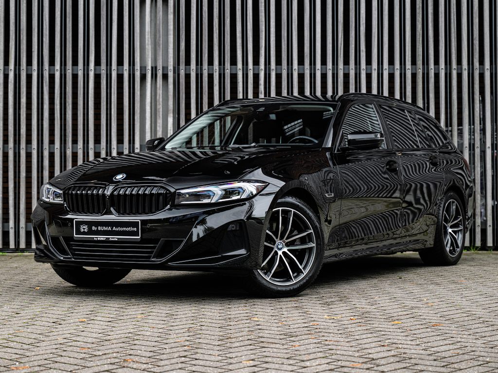 BMW 3-Serie Touring 320e LCi |Keyless|LED|HUD|Trekhaak|Camera|18''|MemoryStoel|DAB+|Stoelverwarming|PrivacyGlas|DEALER ONDH.|