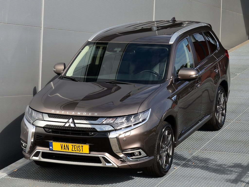 Mitsubishi Outlander PHEV 2.4 INTENSE PLUS 4WD | PLUG IN HYBRID | SoH 85% | V2H | ADAPTIEF CRUISE | TREKHAAK 1500KG | ELEKTR. ACHTERKLEP | FABRIEKSGARANTIE TOT 20-01-2028* | ALL IN RIJKLAAPRIJS