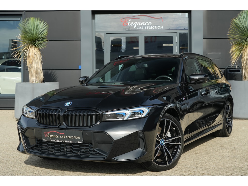 BMW 3-Serie Touring 320e | 204 PK | M Sportpakket | Panoramadak | Head-up display | Achteruitrijcamera | BMW 3 Serie Touring 320e M Sport met 2.0 viercilinder benzinemotor en plug-in hybride aandrijving, voorzien van panoramadak, Head-up display, navigatiesysteem, Apple CarPlay/Android Auto, Par