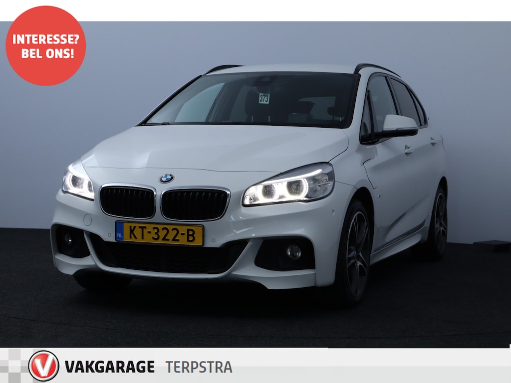 BMW 2-Serie Active Tourer 225xe iPerformance M-Sport Hybrid/ Automaat!/ LED Koplampen/ HUD/ Zwarte Hemel/ 18''LMV/ Stoelverw./ Keyless/ LEDER/ Clima/ Navi/ Cruise/ Bluetooth/ Multi. Sportstuur/ PDC V+A/ Extra getint glas.